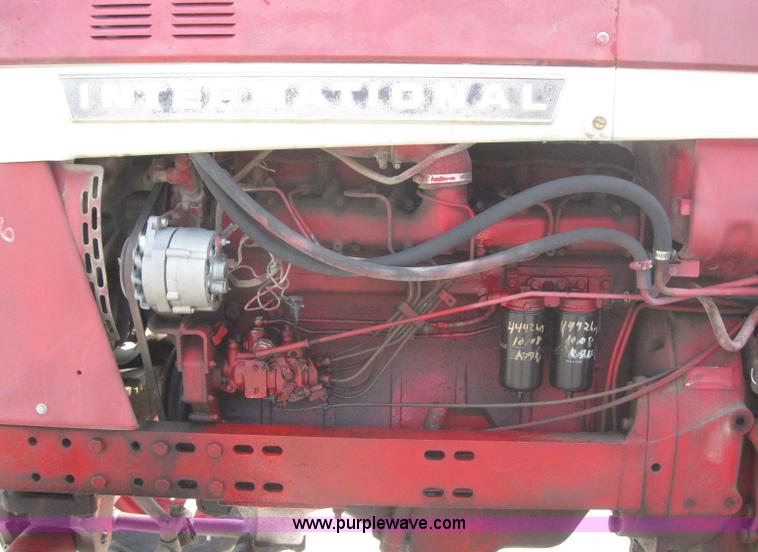 image for item 5951 International 826 tractor