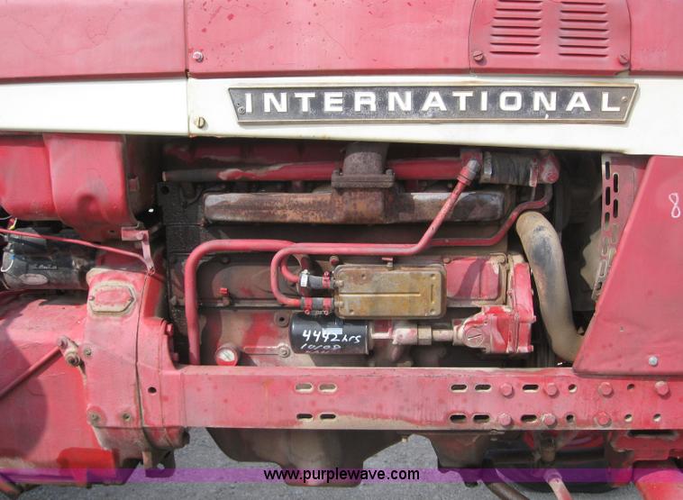 image for item 5951 International 826 tractor