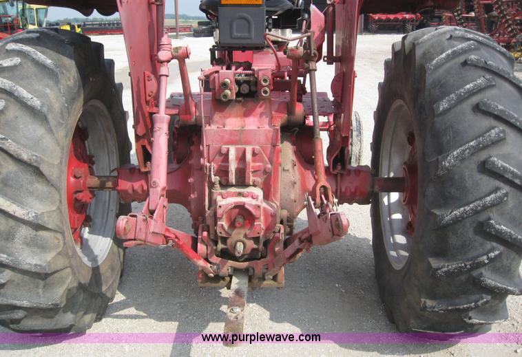 image for item 5951 International 826 tractor