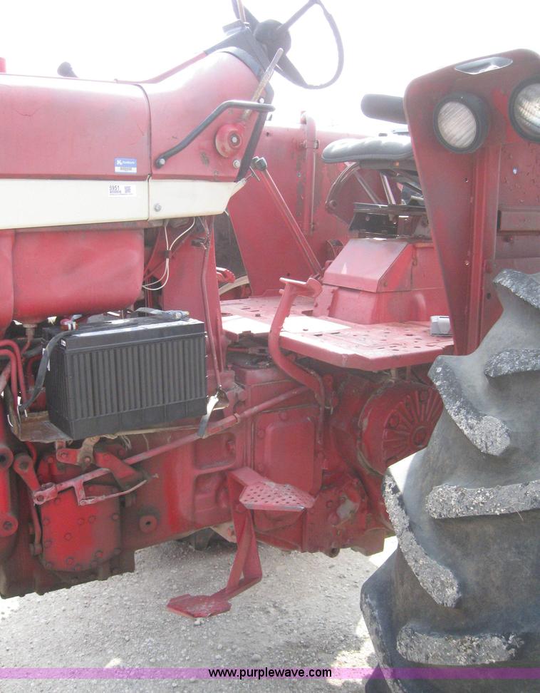 image for item 5951 International 826 tractor