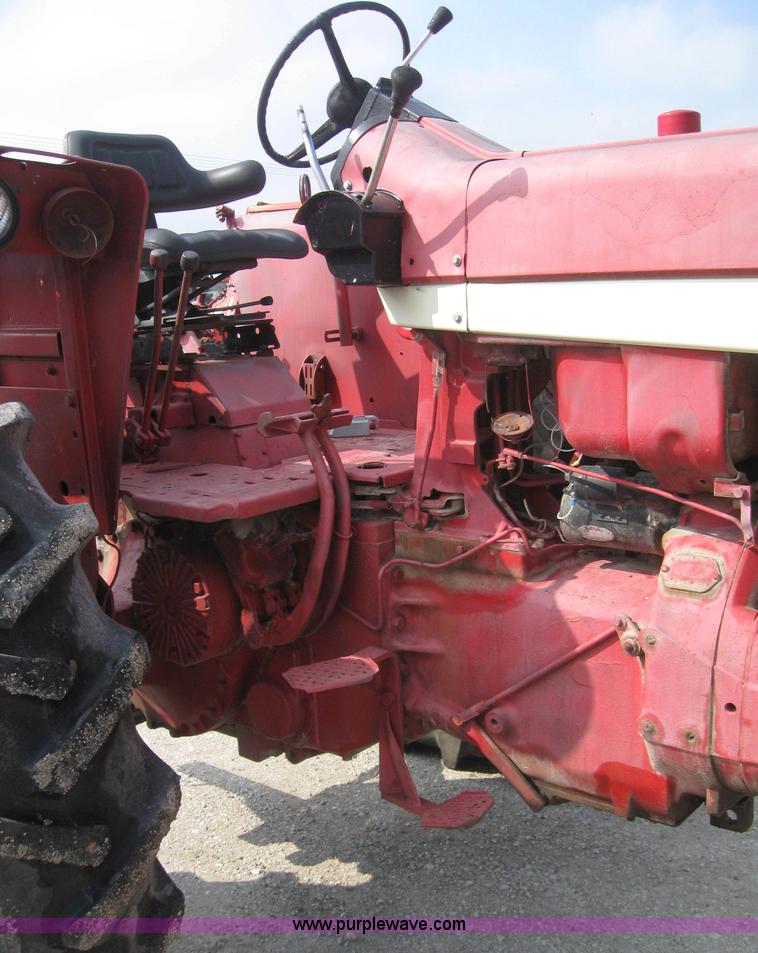 image for item 5951 International 826 tractor