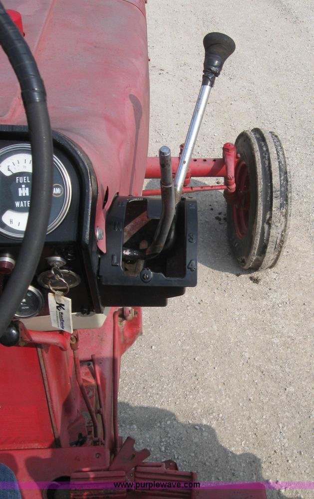 image for item 5951 International 826 tractor