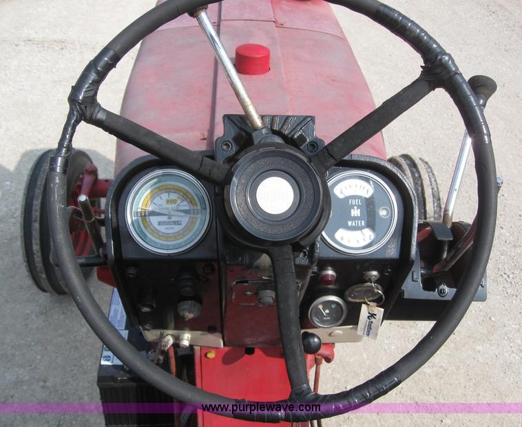 image for item 5951 International 826 tractor