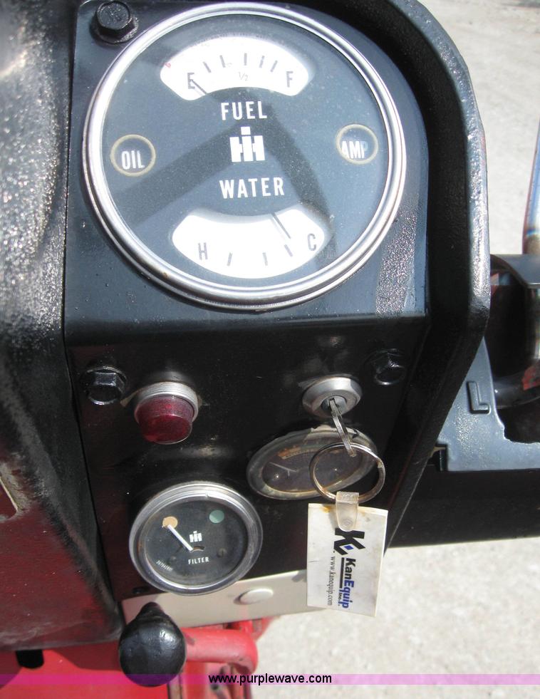 image for item 5951 International 826 tractor