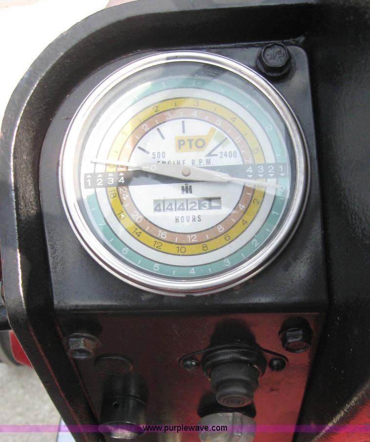 image for item 5951 International 826 tractor