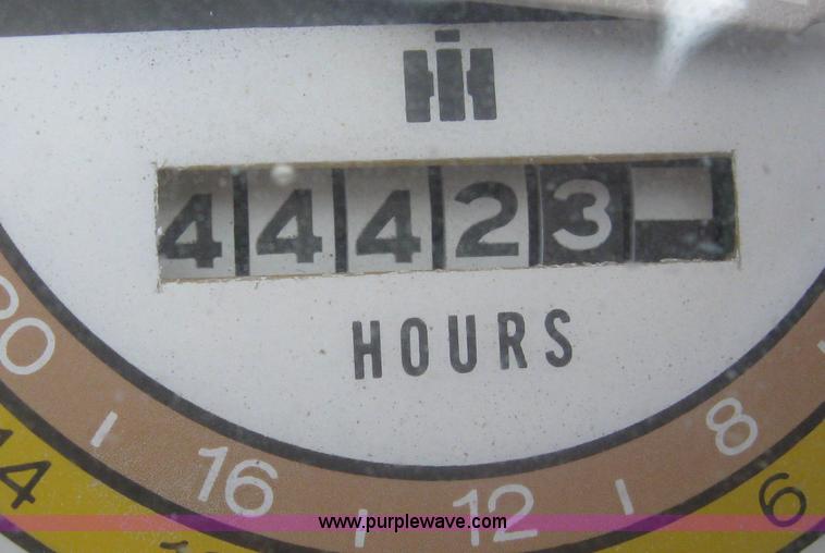 image for item 5951 International 826 tractor