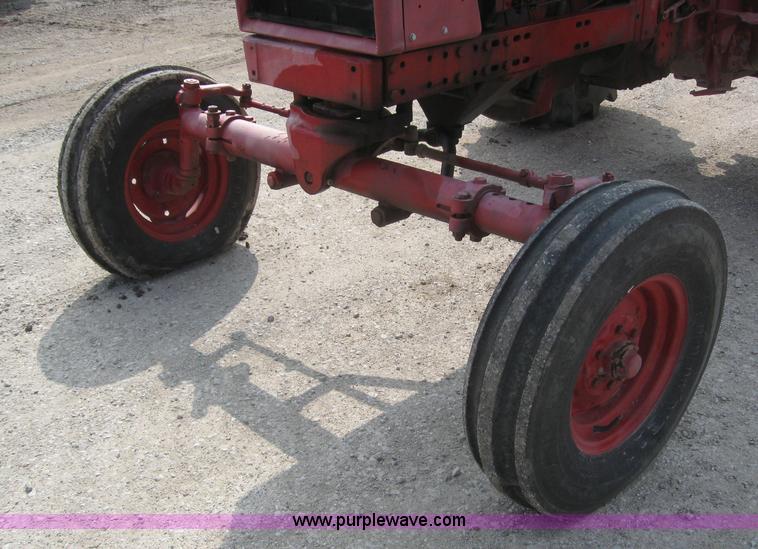image for item 5951 International 826 tractor