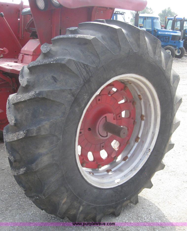 image for item 5951 International 826 tractor