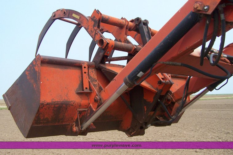 image for item 8377 1976 Case 1070 tractor with 3605 high lift loader