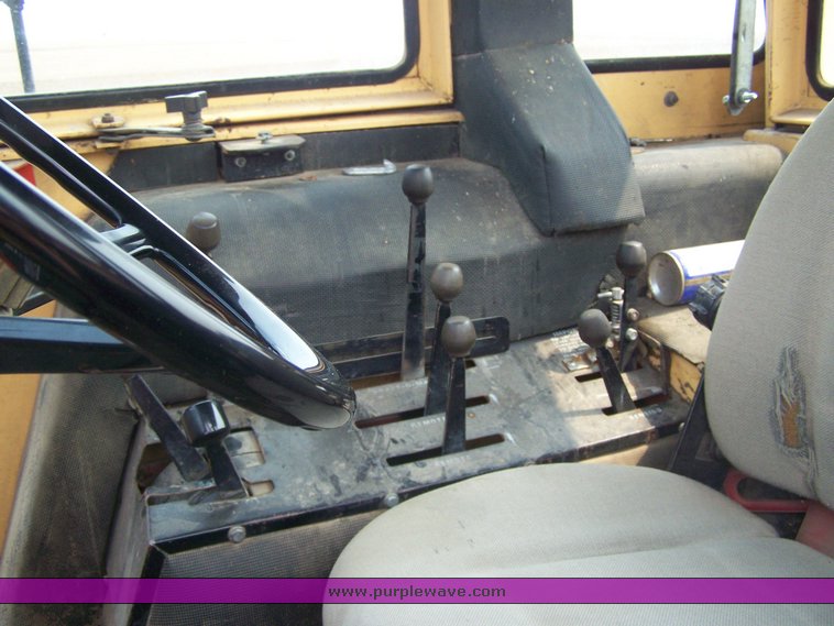 image for item 8377 1976 Case 1070 tractor with 3605 high lift loader