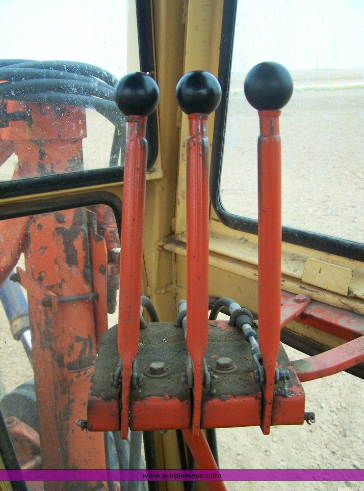 image for item 8377 1976 Case 1070 tractor with 3605 high lift loader