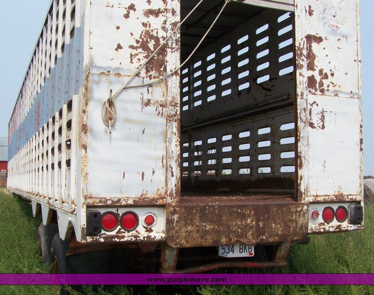 image for item 8378 1964 Fruehauf LJIS244 44' livestock trailer