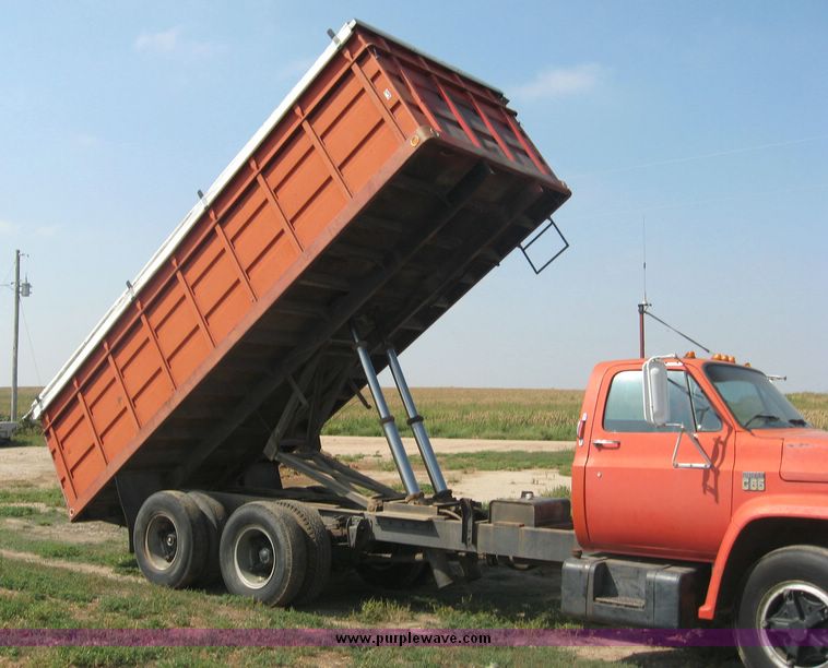 image for item 8636 1973 Chevrolet C65 tandem axle truck with Knapheide 20' grain bed and hoist