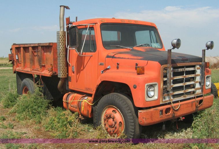 image for item 8637 1982 International 1754 dump truck with 9' dump bed and hoist