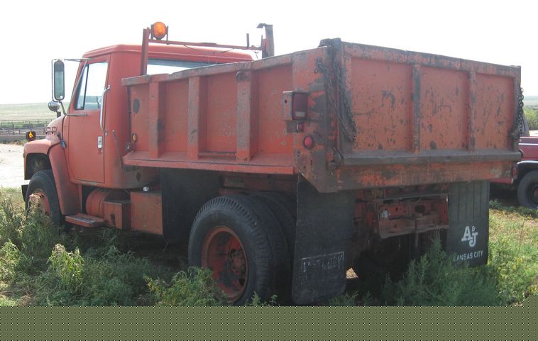 image for item 8637 1982 International 1754 dump truck with 9' dump bed and hoist