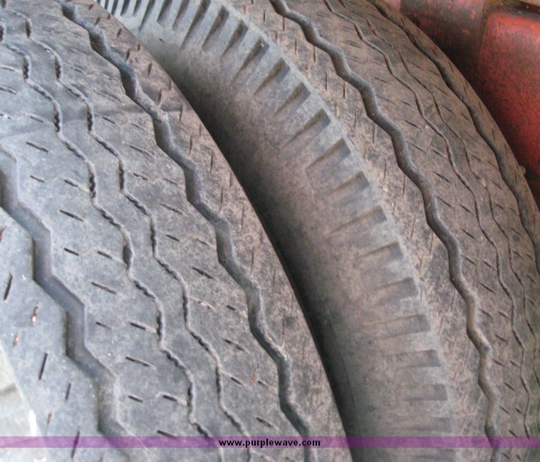 image for item 8637 1982 International 1754 dump truck with 9' dump bed and hoist