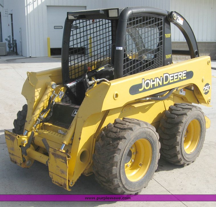 image for item 8653 2003 John Deere 250 skid steer