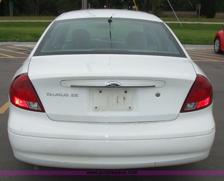 image for item 6006 2002 Ford Taurus SE