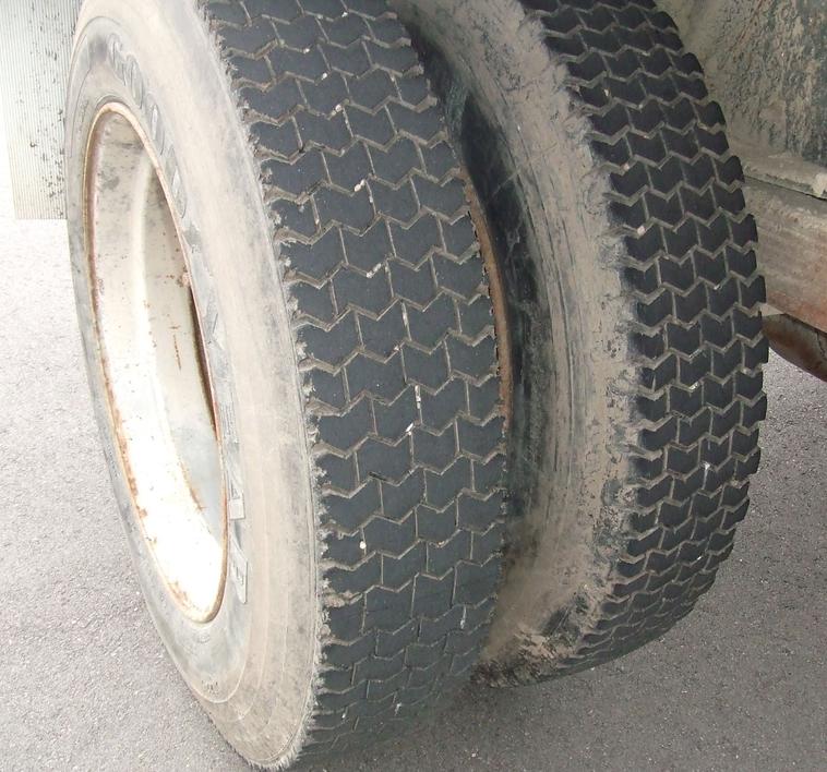 image for item 6009 1991 GMC Topkick C7H042 flat bed truck