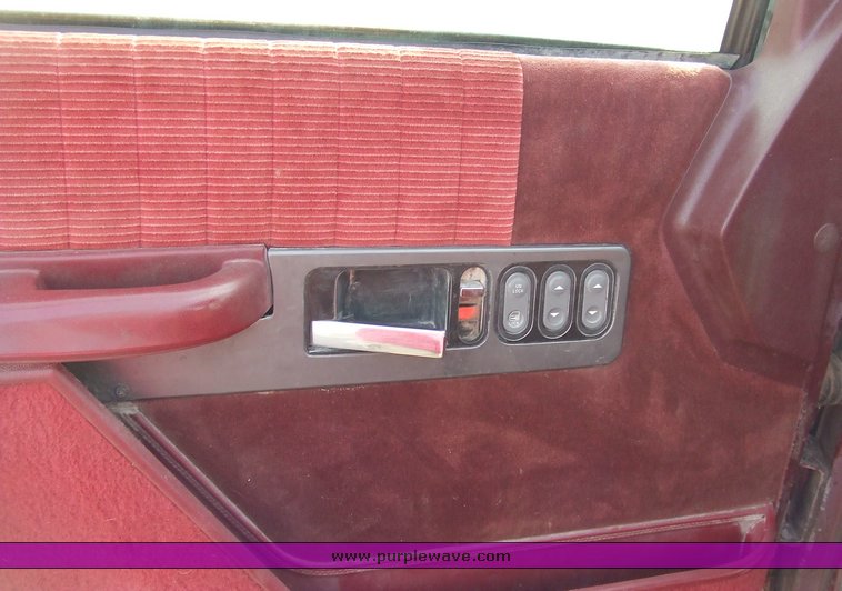 image for item 6011 1993 Chevrolet K2500 pickup truck