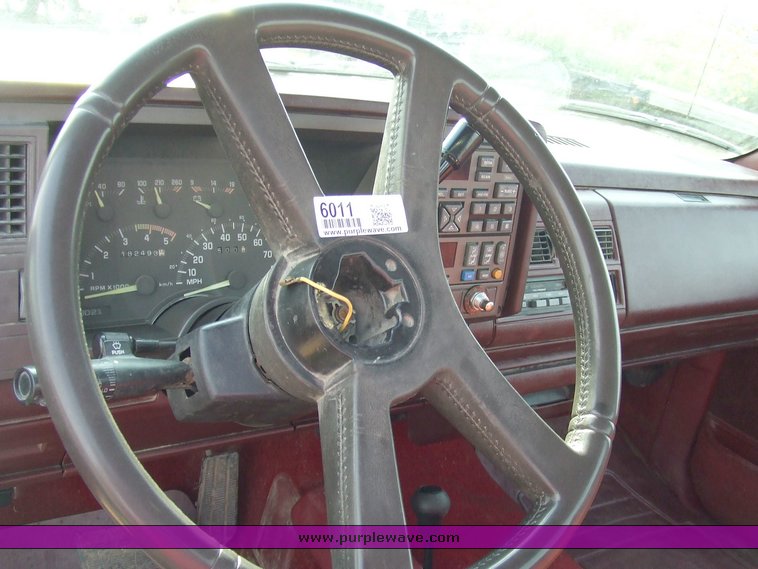 image for item 6011 1993 Chevrolet K2500 pickup truck