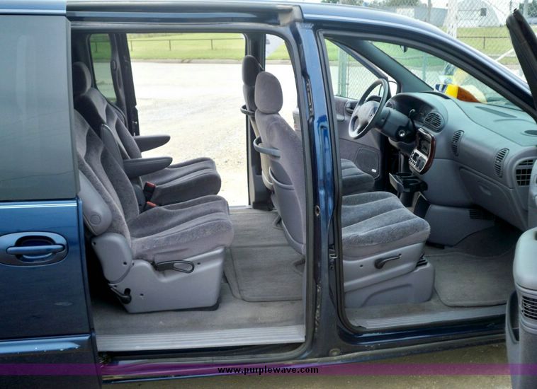 image for item 6959 2000 Chrysler Town and Country LX