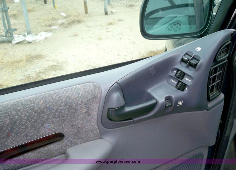 image for item 6959 2000 Chrysler Town and Country LX