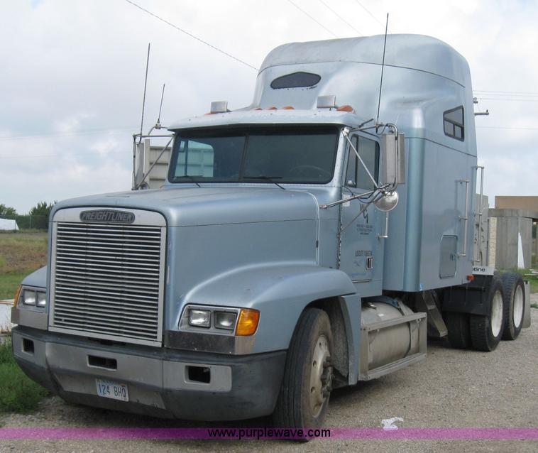 image for item 8470 1991 Freightliner Conventional FLD120 tractor truck