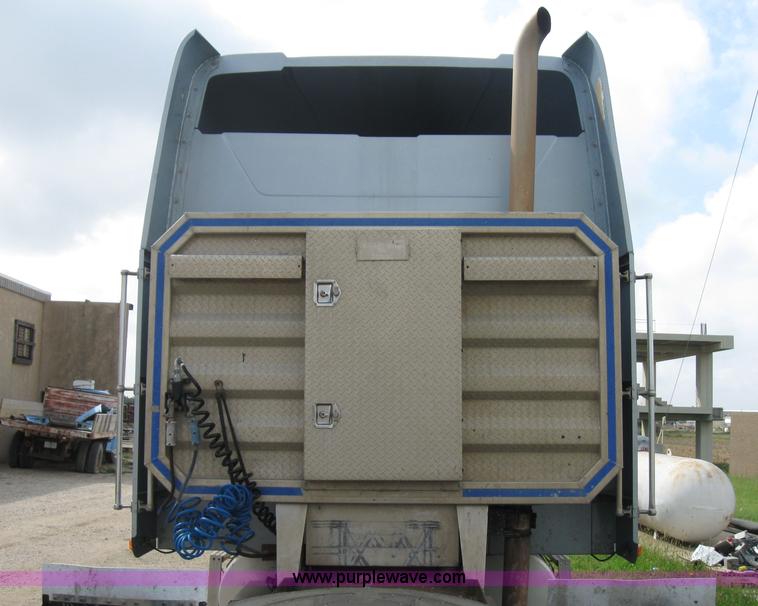 image for item 8470 1991 Freightliner Conventional FLD120 tractor truck