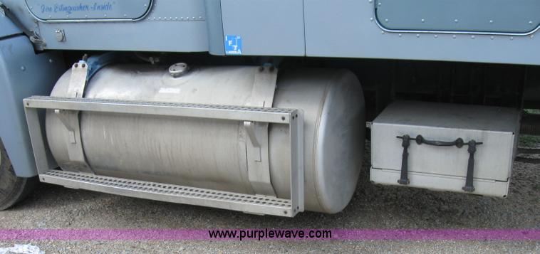 image for item 8470 1991 Freightliner Conventional FLD120 tractor truck