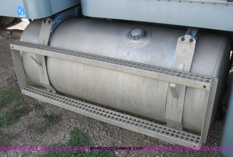 image for item 8470 1991 Freightliner Conventional FLD120 tractor truck