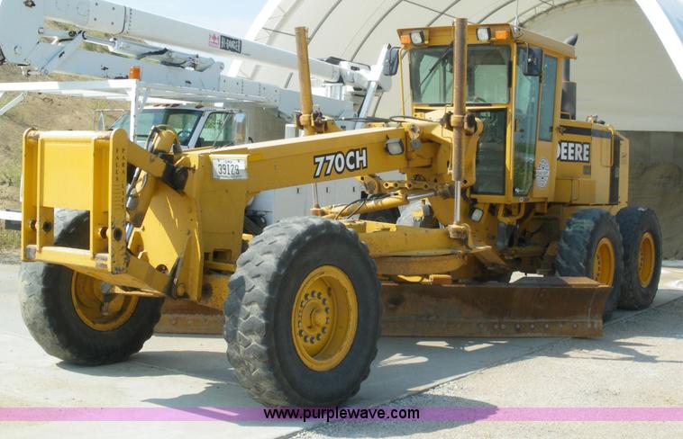 image for item 1500 1999 John Deere 770CH motor grader