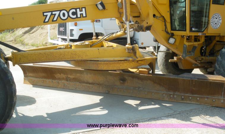image for item 1500 1999 John Deere 770CH motor grader