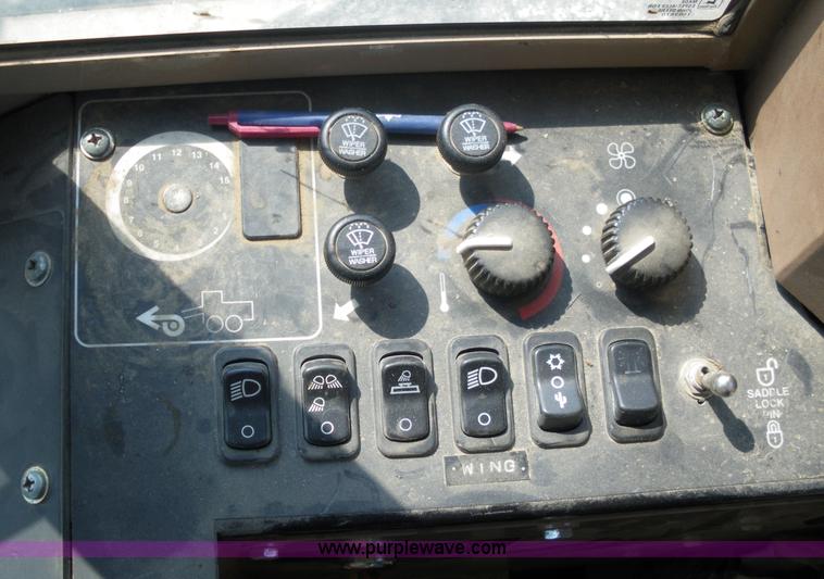 image for item 1500 1999 John Deere 770CH motor grader