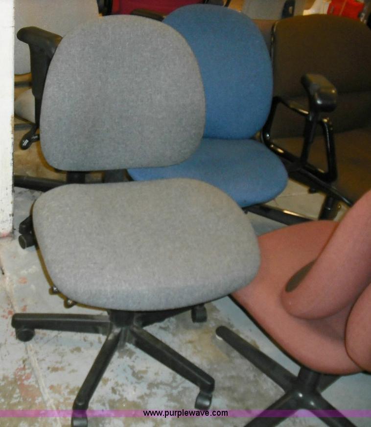 image for item 3645 Assorted furniture