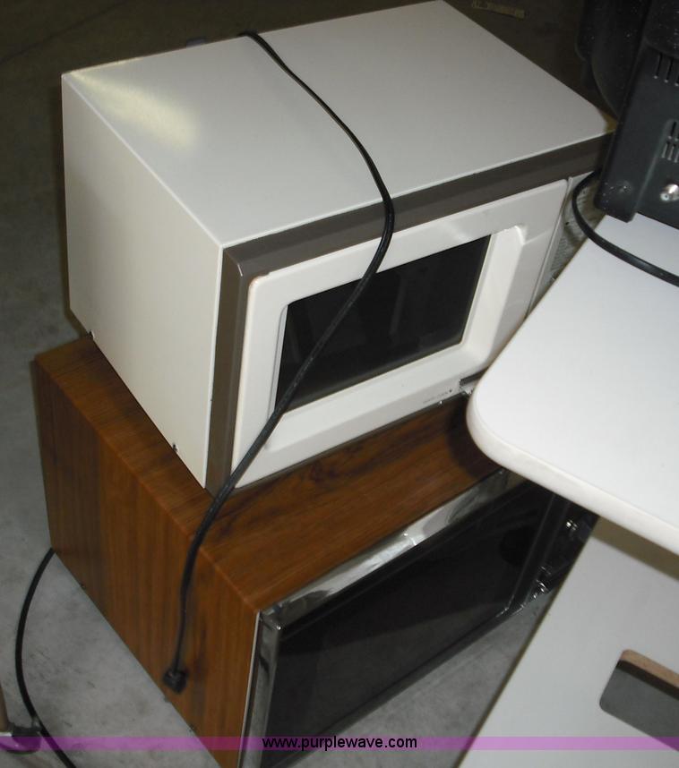 image for item 3670 Assorted furniture and other items