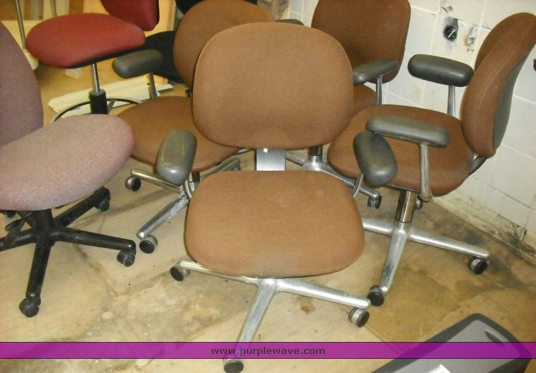 (20) office chairs in Des Moines, IA Item 7447 sold Purple Wave