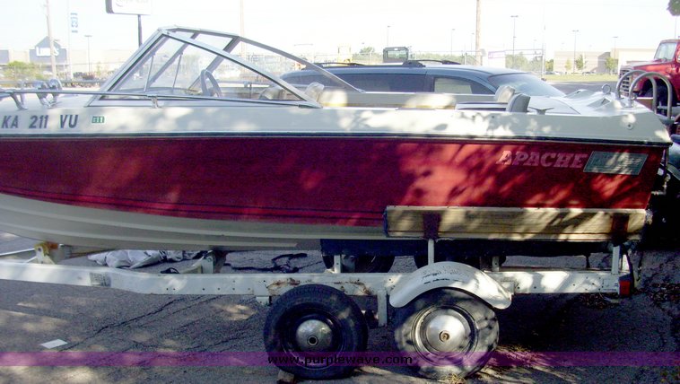 image for item 5555 1981 IMP Apache 17' boat