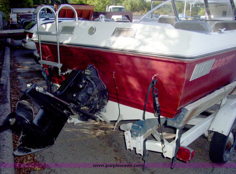image for item 5555 1981 IMP Apache 17' boat
