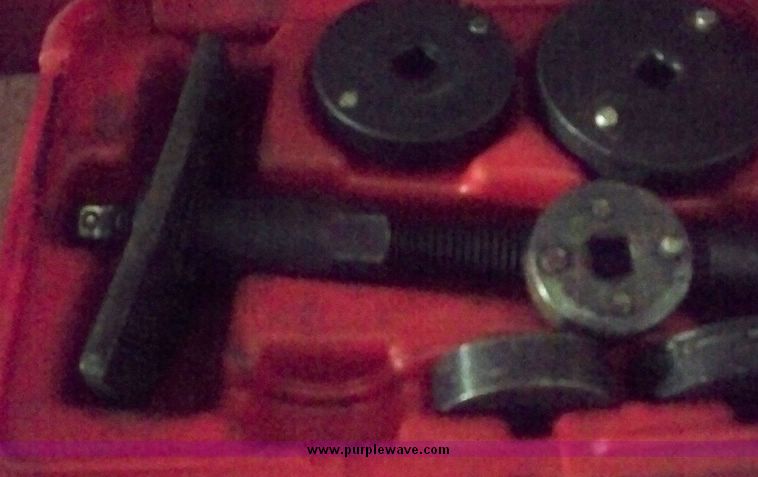 image for item 7100 Husky Grizzly tool box