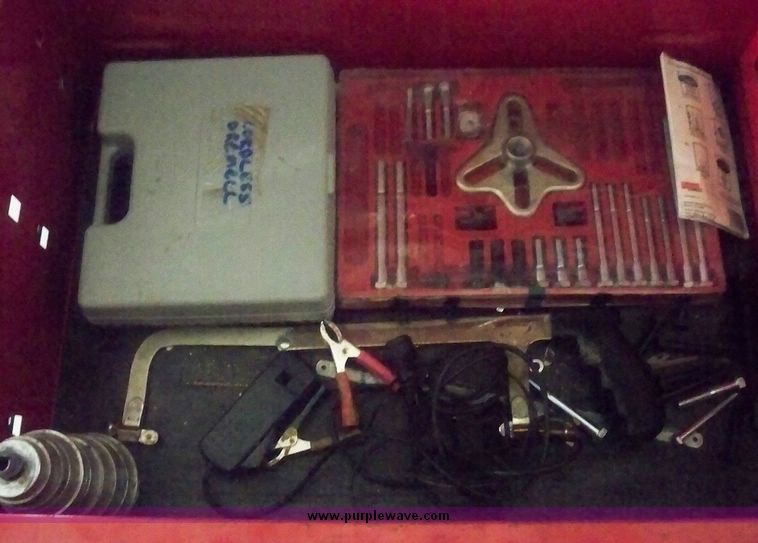 image for item 7100 Husky Grizzly tool box