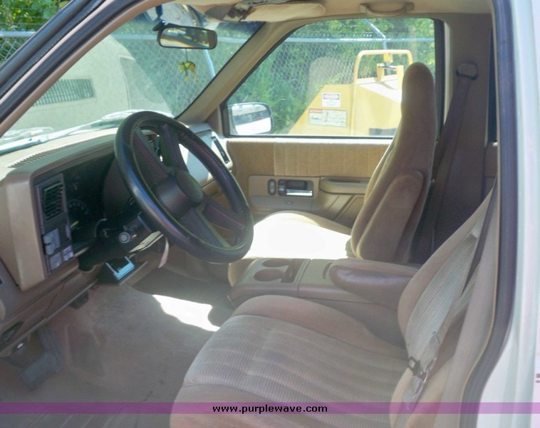 image for item 7421 1994 GMC Suburban