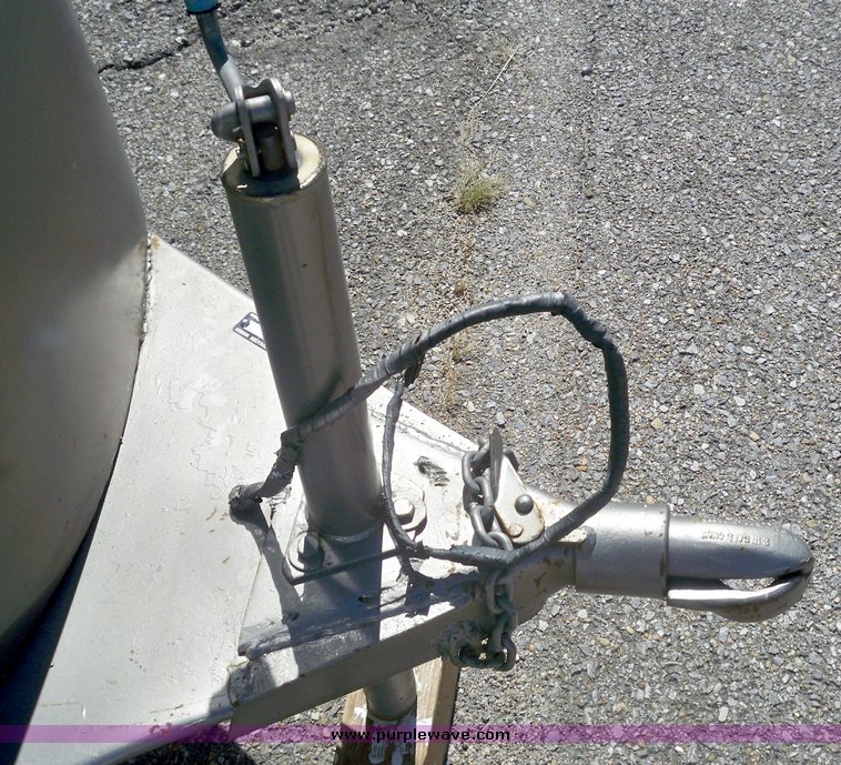 image for item 7433 Two horse tandem axle trailer