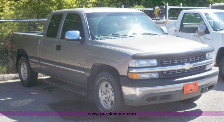 image for item 7438 2000 Chevrolet Z71 extended cab truck
