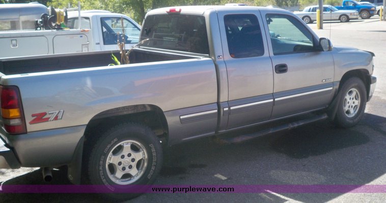 image for item 7438 2000 Chevrolet Z71 extended cab truck