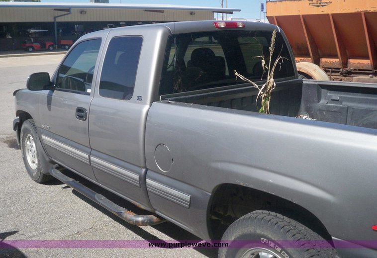 image for item 7438 2000 Chevrolet Z71 extended cab truck