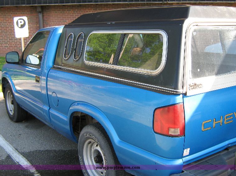 image for item 7799 1995 Chevrolet S-10 pickup