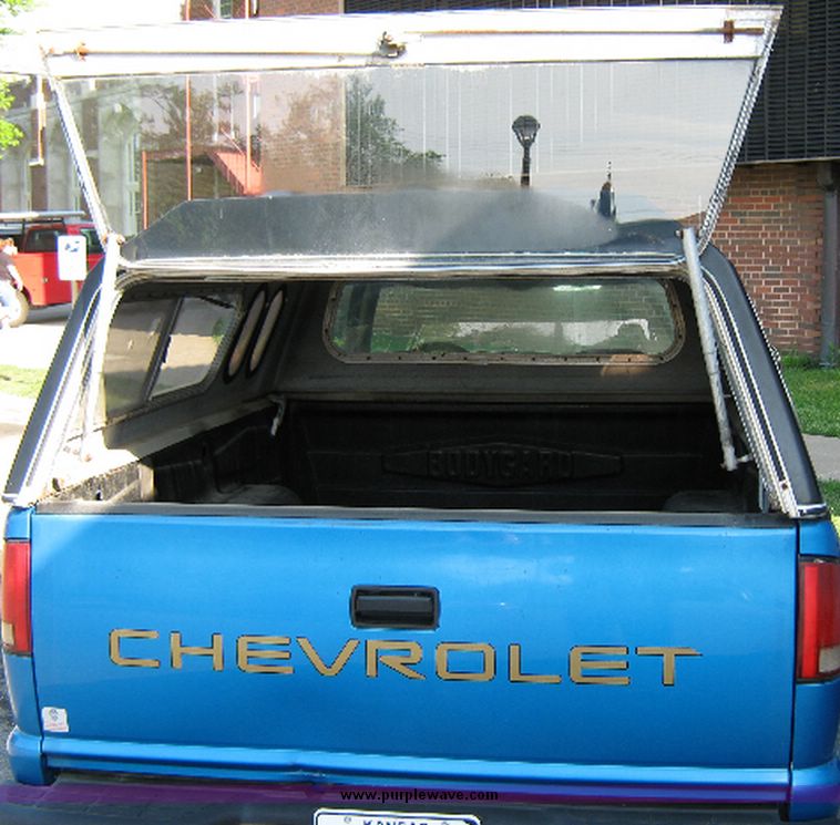 image for item 7799 1995 Chevrolet S-10 pickup