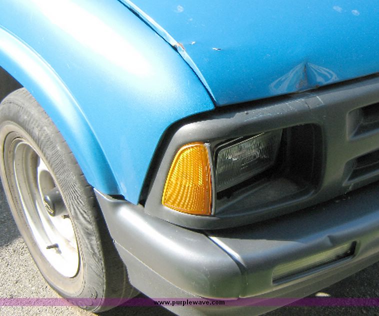 image for item 7799 1995 Chevrolet S-10 pickup
