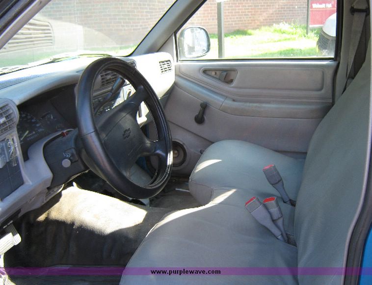 image for item 7799 1995 Chevrolet S-10 pickup